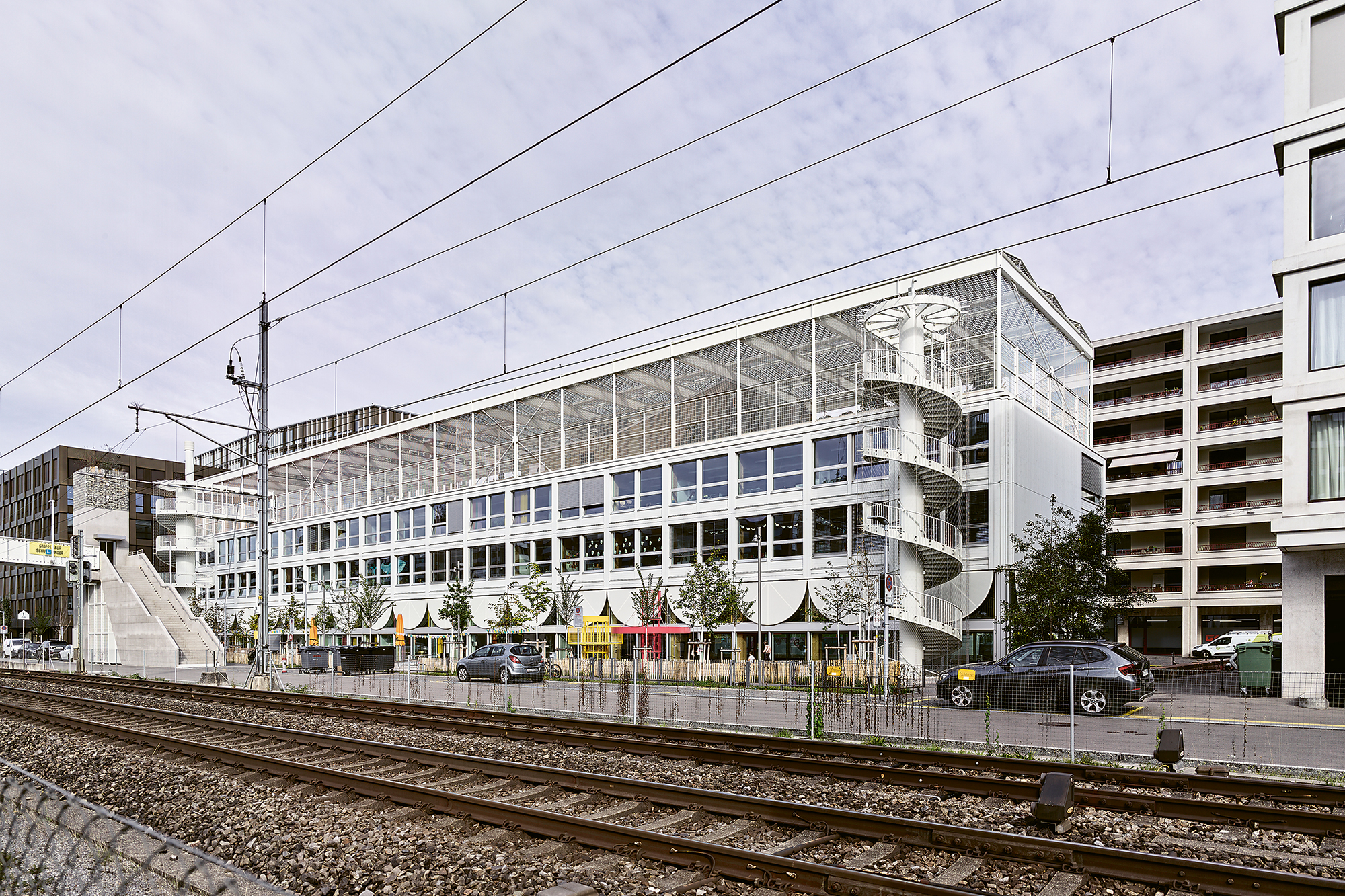 Schulanlage Allmend mit Passerelle Haspelsteg Fassadenansicht Maneggstrasse (Bild: Matthias Vollmer, Zürich)